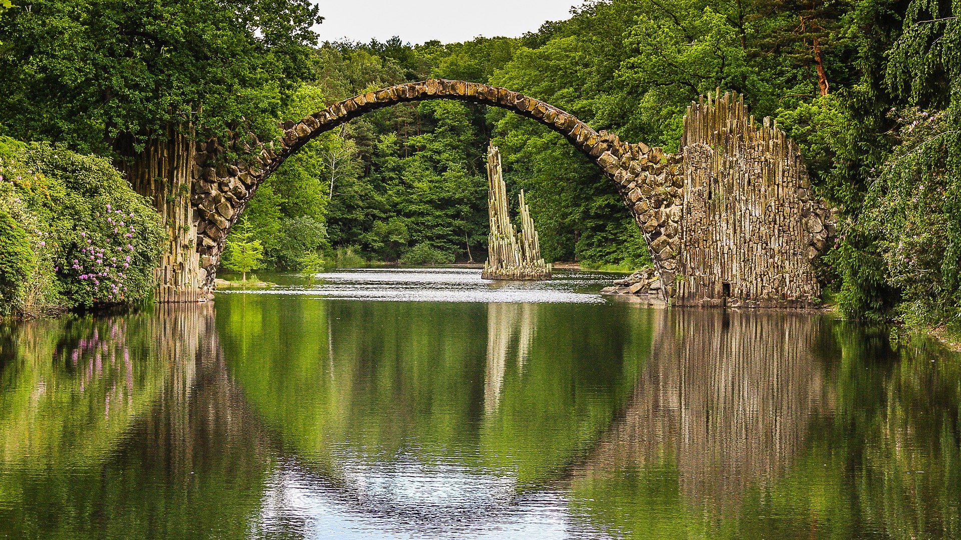 Landschaft mit Brücke für Verbundenheit
